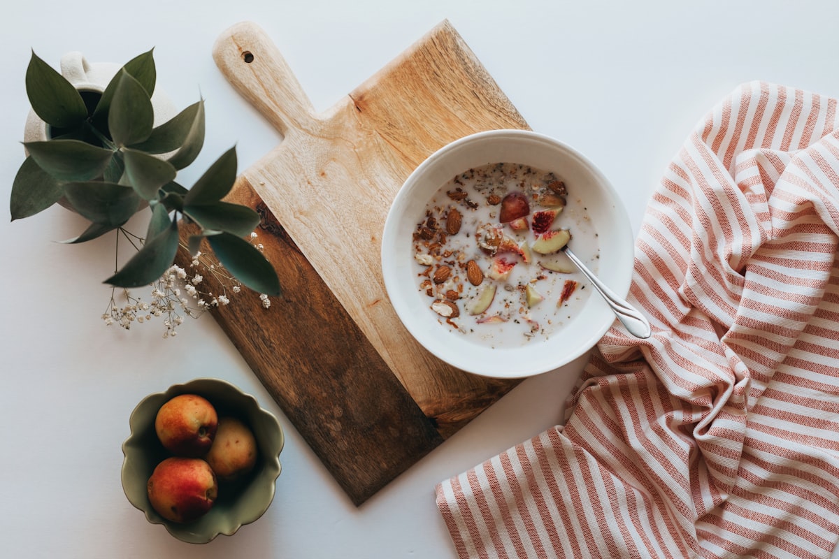 Nussfreies Müsli mit Obst und Joghurt-Alternative